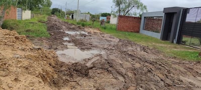 El estado en que se encuentra la calle genera dificultad a quienes transitan por la mismas.
