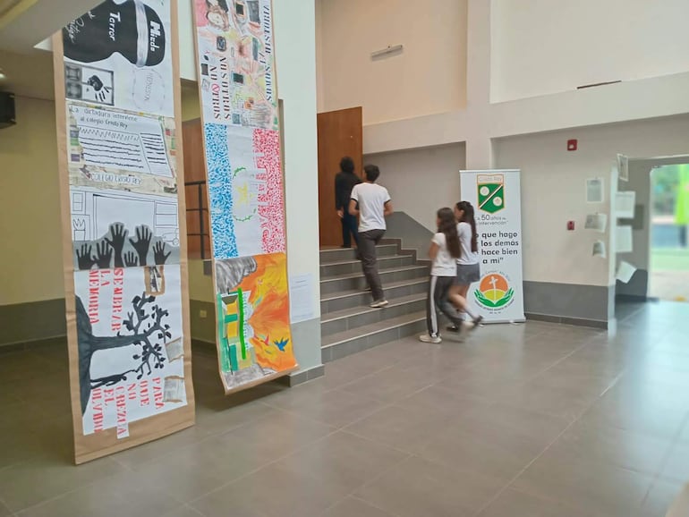 Algunos trabajos de los estudiantes sobre los 50 años de la intervención del Cristo Rey, fueron expuestos en la entrada del teatro.