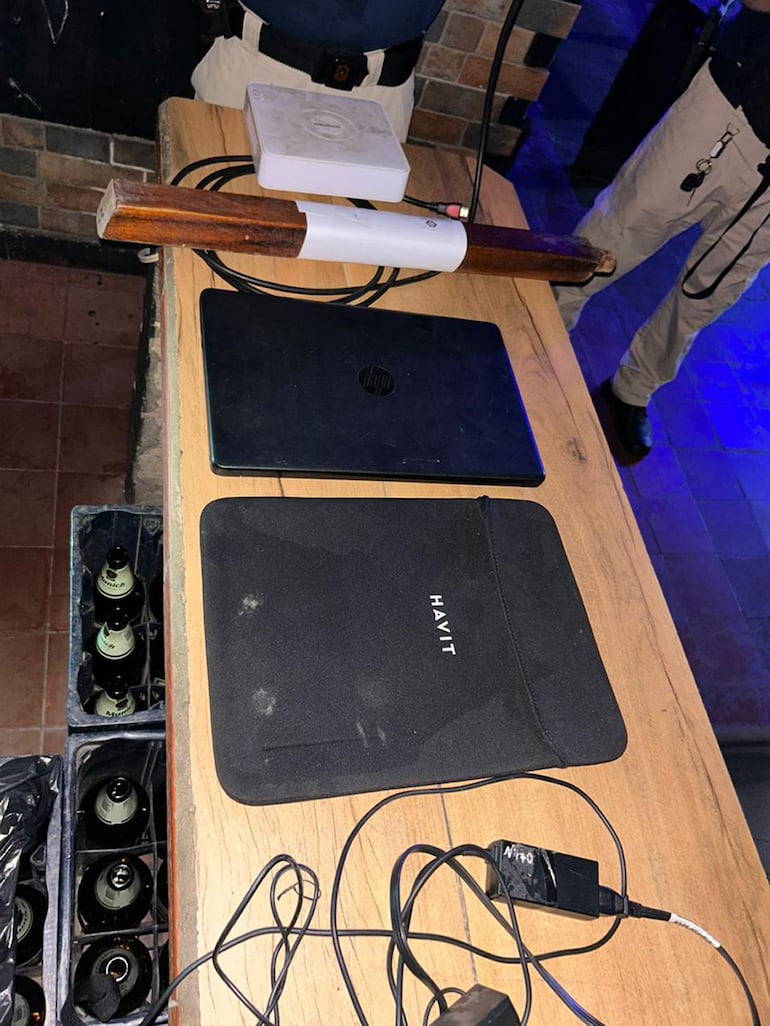 Esta es la madera hallada en el bar Absoluto Rock y que podría haber sido utilizada para agredir a un niño el sábado pasado.