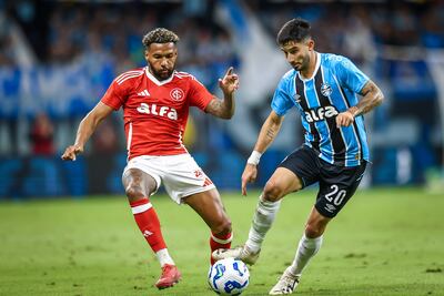 Mathías Villasanti (d) domina el balón ante el acoso de un jugador del Inter, durante el clásico "Grenal", que finalizó empatado 1-1. (Foto gentileza de Gremio).