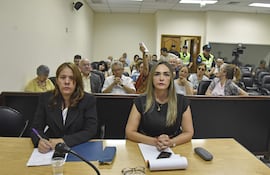 Fiscal de Derechos Humanos, Sonia Sanguinés y su asistente, durante el juicio.