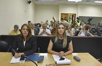 Fiscal de Derechos Humanos, Sonia Sanguinés y su asistente, durante el juicio.