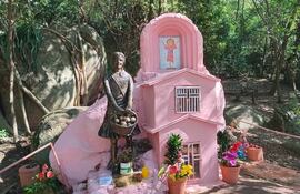 Monumento de homenaje a Felicita en el pie del Cerro Yaguaron