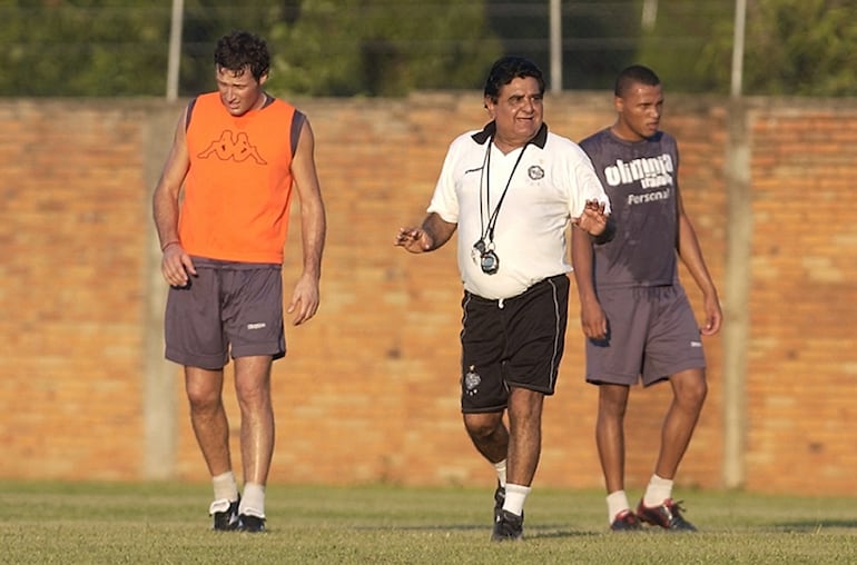 El argentino Walter Ribonetto (i), futbolista de Olimpia.