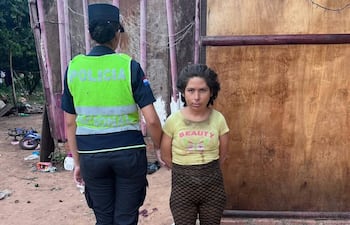 Tania Lisbel Mendoza Cabrera, alias “Tania’i” (23), con orden de captura por hurto agravado, señalada por los intervinientes como presunta distribuidora principal de drogas en el sector.