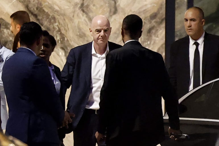 El suizo Gianni Infantino, presidente de la FIFA, luego de la reunión con dirigentes del ente rector del fútbol en Rabat, Marruecos.
FIFA then issued an apology while reaffirming its "full support" for Infantino. In a statement, the leadership acknowledged "that errors were also made after the proposal was leaked to media". (Photo by Abdel Majid BZIOUAT / AFP)