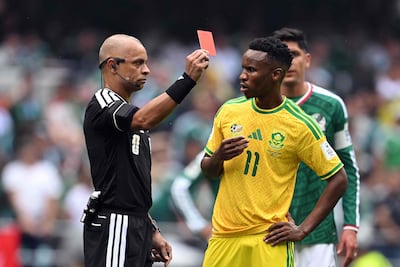 El brasileño Wilton Sampaio expulsa al sudafricano Themba Zwane. Los paraguayos Juan Gabriel Benítez y Eduardo Cardozo formaron parte del staff arbitral del partido inaugural del Mundial 2026, en México.