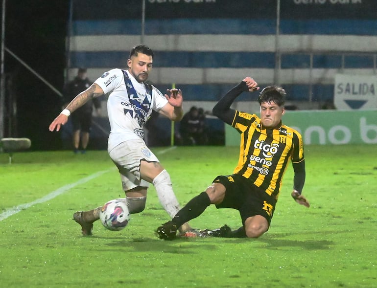 Víctor "Tucu" Salazar de Ameliano y Gustavo Vargas en la disputa del balón.
