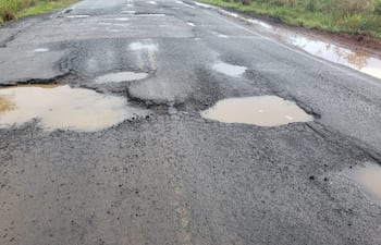 En estas condiciones se encuentra el tramo del kilómetro 100 de la ruta PY03, acceso a la ciudad de Juan de Mena.