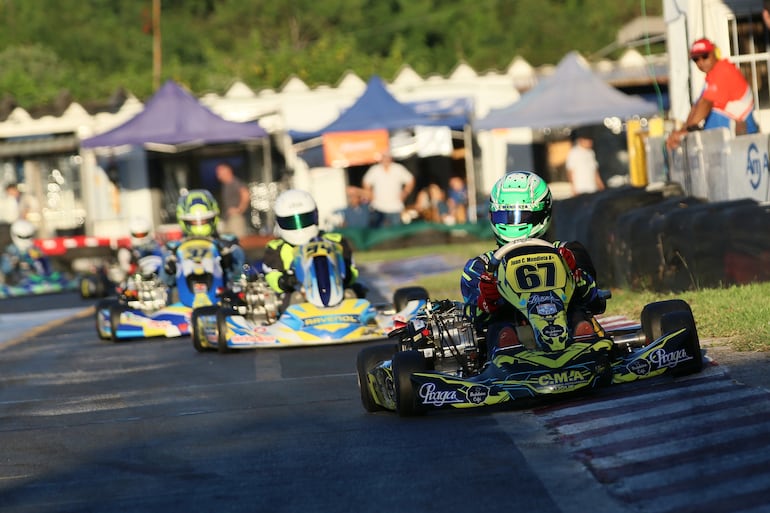 Gran carrera de Juan Carlos Mendieta (kart #67), quien se adjudicó el triunfo en la Fortex-F4.