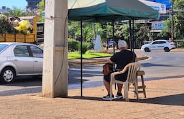 Cambistas ubicados en la avenida Roque González en el Circuito Comercial de Encarnación.