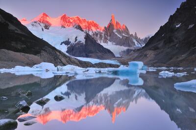 Amanecer del Cerro Torre por Laguna Torre, Argentina.