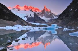 Amanecer del Cerro Torre por Laguna Torre, Argentina.