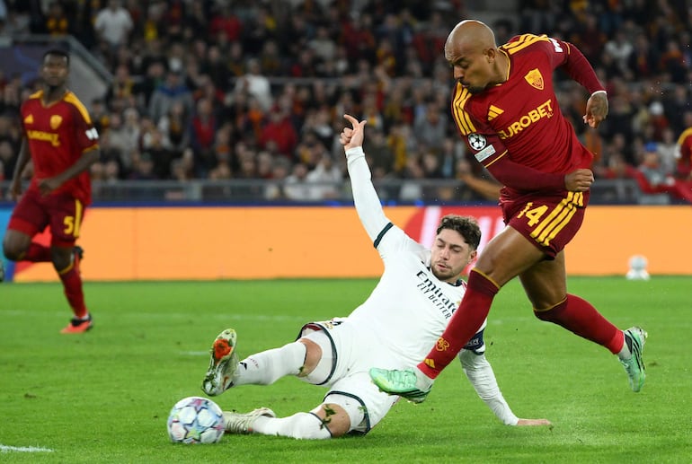 El delantero de Roma Donyell Malen defíanía ante el cruce de Federico Valverde.