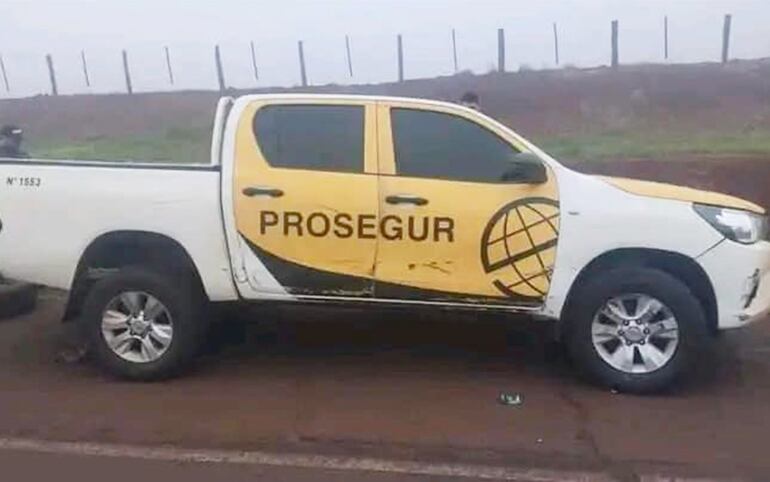 La camioneta de la empresa de seguridad Prosegur que fue también atacada por los piratas del asfalto, ayer  de madrugada en el distrito de  Nueva Esperanza.