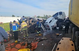 Así quedaron la furgoneta y el camión de gran porte luego del choque frontal.