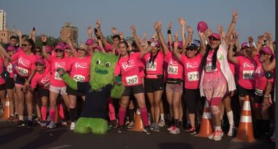 Parte de los atletas en la Corrida Octubre Rosa que se desarrolló el domingo en la costanera.