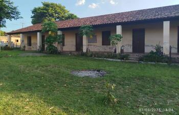 Pabellón de la Escuela Básica N° 75 de Caapucú, que está siendo reparado por padres de familia.