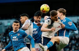 El zaguero central paraguayo, Omar Alderete se impone en las alturas para aplicar el cabezazo, en el duelo por la vigésima fecha de la Premier League, entre el Tottenham Hotspur y el Sunderland, en el Tottenham Hotspur Stadium