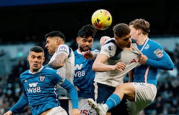 El zaguero central paraguayo, Omar Alderete se impone en las alturas para aplicar el cabezazo, en el duelo por la vigésima fecha de la Premier League, entre el Tottenham Hotspur y el Sunderland, en el Tottenham Hotspur Stadium