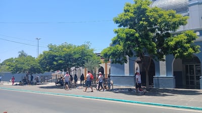 Algunos peregrinos en inmediaciones de la Basílica de Caacupé.