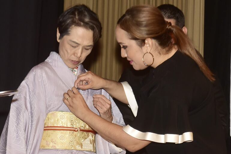 La embajadora de Japón en Paraguay, Yoshie Nakatani, recibió una medalla a cargo de Rocío Rolón, directora del Centro Paraguayo Japonés.