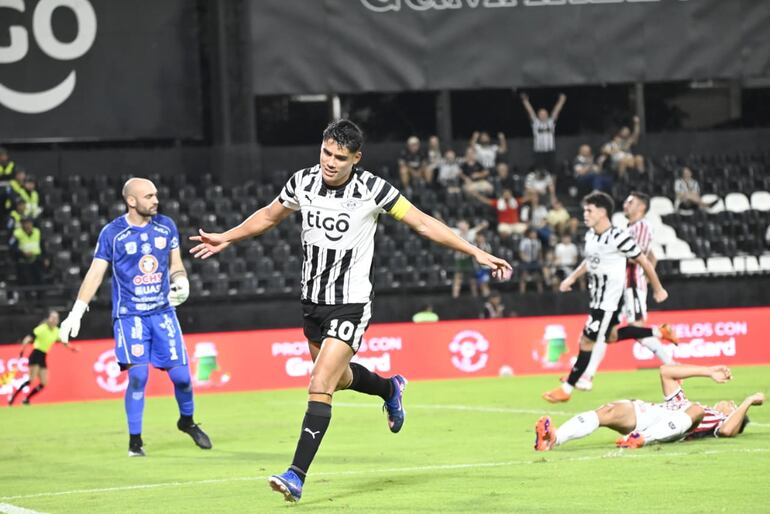 El delantero de Libertad, Lorenzo Melgarejo celebra el segundo tanto que le anotó al Sportivo San Lorenzo, en La Huerta.