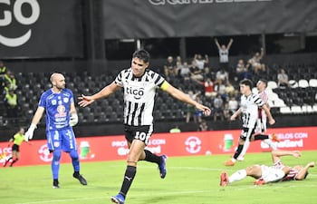 El delantero de Libertad, Lorenzo Melgarejo celebra el segundo tanto que le anotó al Sportivo San Lorenzo, en La Huerta.