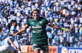 Junior Marabel festeja luego de convertir el primer gol del partido desde los doce pasos.