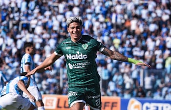 Junior Marabel festeja luego de convertir el primer gol del partido desde los doce pasos.