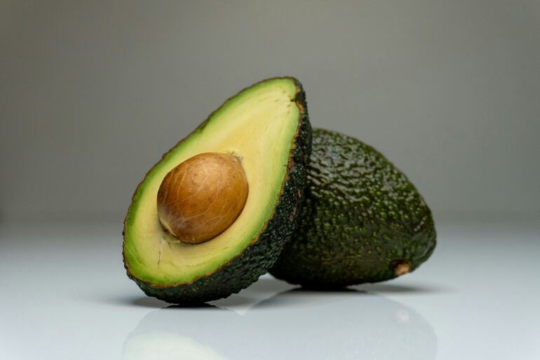 Comer aguacate, una de las frutas con menos residuos tóxicos, ofrece numerosos beneficios para la salud.