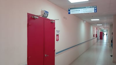 Aspecto del acceso al área de lavandería del hospital de Coronel Oviedo, donde actualmente solo se reciben y entregan las sábanas.