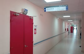 Aspecto del acceso al área de lavandería del hospital de Coronel Oviedo, donde actualmente solo se reciben y entregan las sábanas.