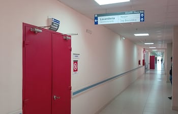 Aspecto del acceso al área de lavandería del hospital de Coronel Oviedo, donde actualmente solo se reciben y entregan las sábanas.