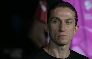 El director técnico de Flamengo, Filipe Luís, hace gestos antes del comienzo del partido de ida de la final de la Recopa Sudamericana entre el Lanús de Argentina y el Flamengo de Brasil, en el Estadio Ciudad de Lanús, en la provincia de Buenos Aires.