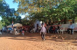 Los miembros de la organización, Yataity del Norte Solidario se encuentran acampados frente al hospital desde esta mañana para exigir la destitución de la directora