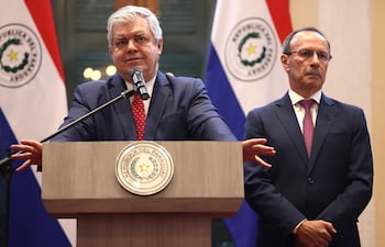 El ministro del Interior de Paraguay, Enrique Riera (i), habla junto al ministro de Defensa de Paraguay, Óscar González, durante una rueda de prensa.