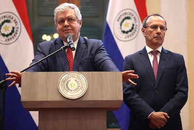 El ministro del Interior de Paraguay, Enrique Riera (i), habla junto al ministro de Defensa de Paraguay, Óscar González, durante una rueda de prensa.