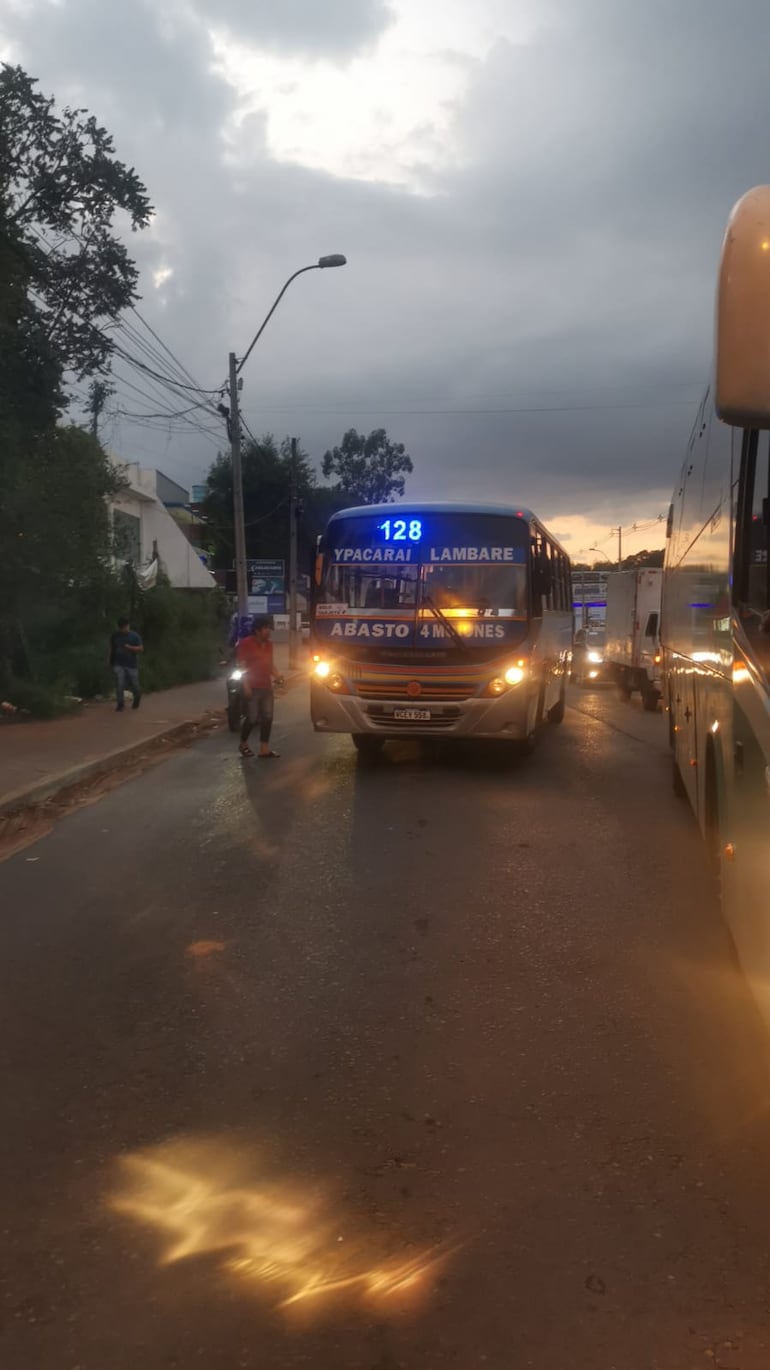 Embotellamiento generado esta mañana en San Lorenzo, sobre la ruta PY02.