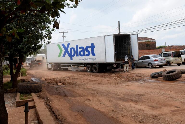 La zanja formada sobre la calle San Juan entre Pai Fariña y Yegros fue rellenada con arena por la Comuna.