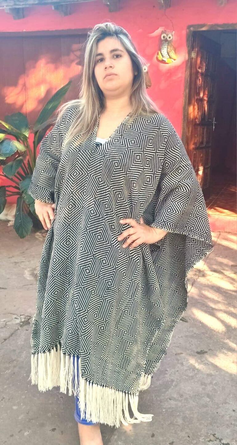 La artesana Licia Medina muestra un poncho elaborado con la técnica de cuatro Lisos.