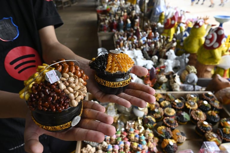 En Caacupé ofrecen ollitas de la abundancia, para atraer fortuna a las casas.