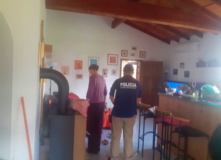 La Policía Nacional allanó dos viviendas en busca de los supuestos autores del asalto domiciliario a la pareja alemana.