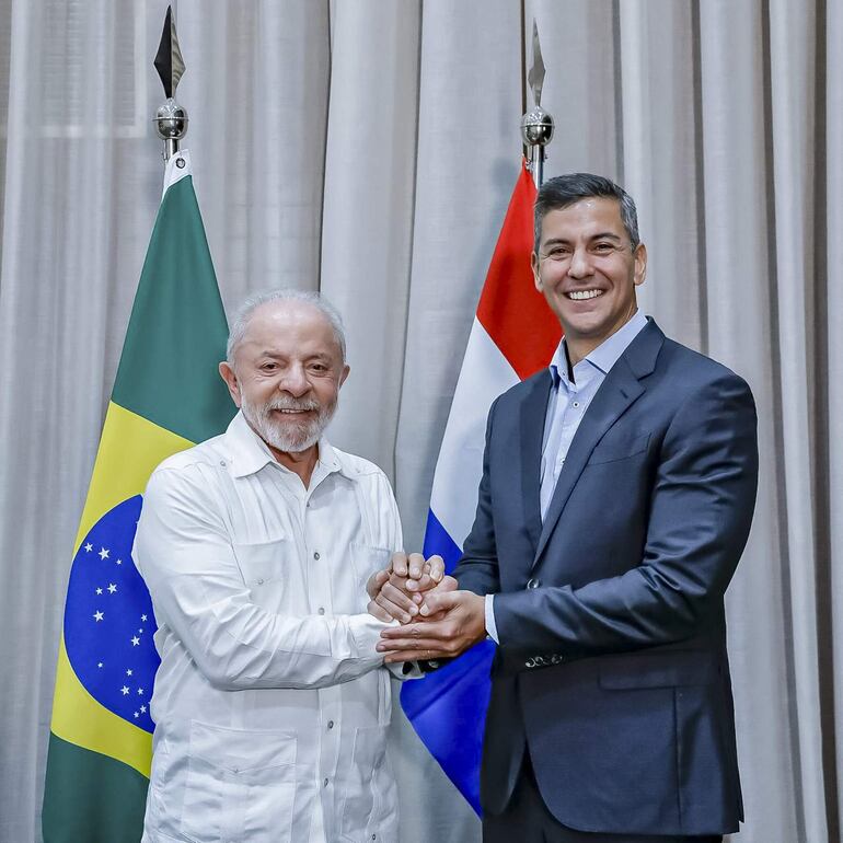 AME6658. CAMPO GRANDE (BRASIL), 22/03/2026.- Fotografía cedida por la Presidencia de Brasil que muestra al mandatario, Luiz Inácio Lula da Silva (i), saludando a su homologo de Paraguay, Santiago Peña, este domingo en Campo Grande (Brasil). Lula da Silva y Peña inauguraron la decimoquinta conferencia de la ONU sobre especies migratorias (COP15) con un llamado a la cooperación. Coincidieron en destacar la importancia de actuar de forma conjunta para la protección de corredores ecológicos transfronterizos usados por los animales, así como la necesidad de contar con recursos financieros adecuados. EFE/ Ricardo Stuckert/ Presidencia de Brasil /EDITORIAL USE ONLY/ ONLY AVAILABLE TO ILLUSTRATE THE ACCOMPANYING NEWS (MANDATORY CREDIT)
