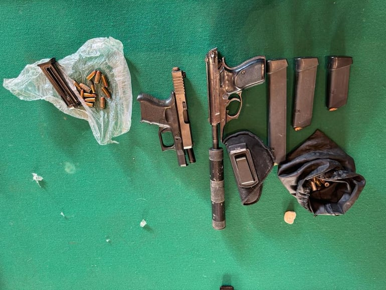 Armas de fuego incautado del poder de los presuntos autores.
