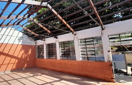 Refacción del techo de un pabellón de la Escuela Básica N° 2372 La Residenta, de Luque. Obra está en su fase inicial, luego de tres meses de iniciarse.