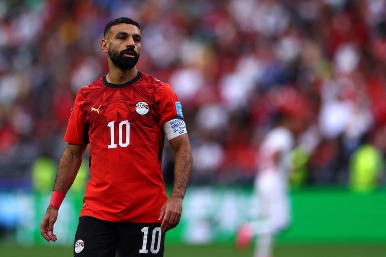 Mohamed Salah de Egipto observa durante el partido del Grupo G de la Copa Mundial de la FIFA 2026 entre Egipto e RI de Irán en el Seattle Stadium, en Seattle, Washington.