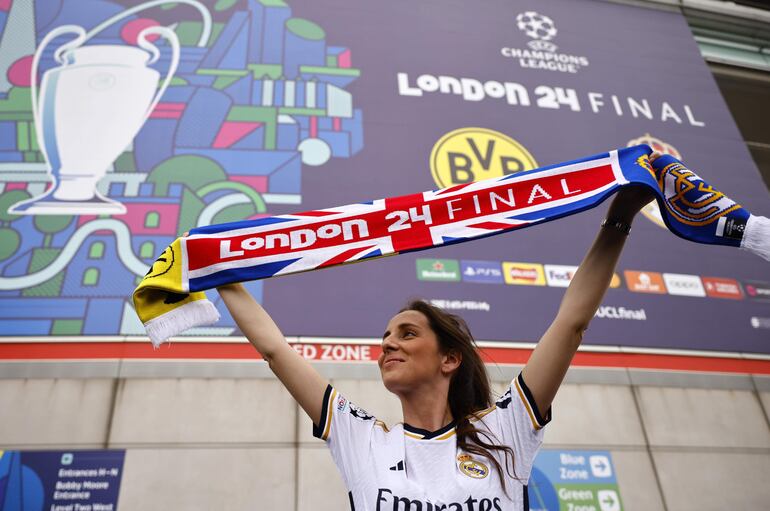 Los aficionados en los alrededores del estadio de Wembley antes de la final de la Champions League entre el Borussia Dortmund y el Real Madrid en Londres.