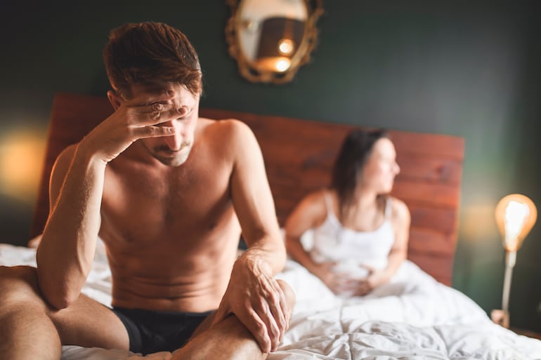 Hombre y mujer en la cama.