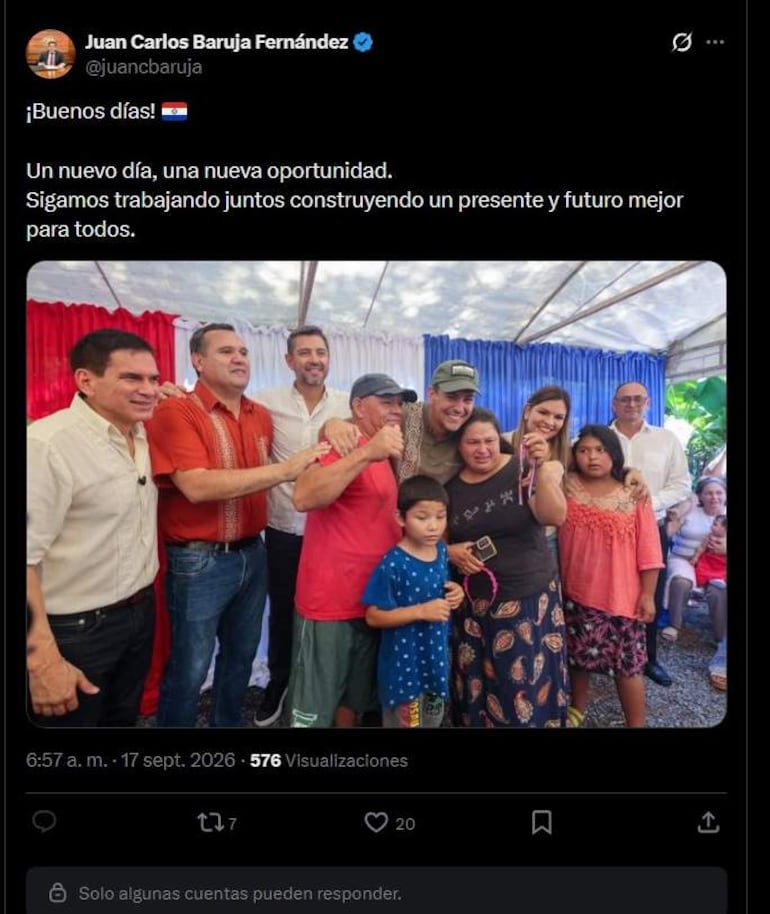 Juan Carlos Baruja en el centro con una sonrisa, rodeado de cuatro hombres y cuatro mujeres, todos vestidos de manera informal en un ambiente alegre.